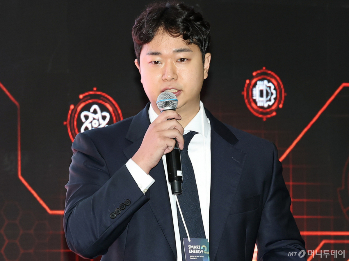 김래언 아스트로맷 대표가 30일 서울 강남구 코엑스에서 열린 '2026 K-딥테크 스타트업 왕중왕전'에서 '뉴스페이스 시대의 우주특화 소재 개발 솔루션'에 대해 발표하고 있다. /사진=김창현 기자 chmt@
