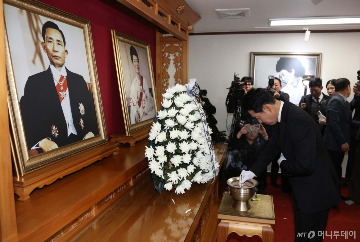 [구미=뉴시스] 이무열 기자 = 장동혁 국민의힘 대표가 30일 경북 구미시 상모동 박정희 대통령 생가를 찾아 추모관에서 분향하고 있다. 2026.10.30 lmy@newsis.com /사진=이무열