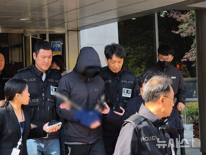 지하철 3호선 원당역에서 동료가 휘두른 흉기에 중상을 입은 여성 역무원이 2차 수술을 앞둔 가운데 남편이 아내를 위한 지정헌혈을 호소했다. 사진은 가해 30대 남성 역무원이 구속 전 피의자심문을 받은 뒤 법원을 나오고 있는 모습. /사진=뉴시스