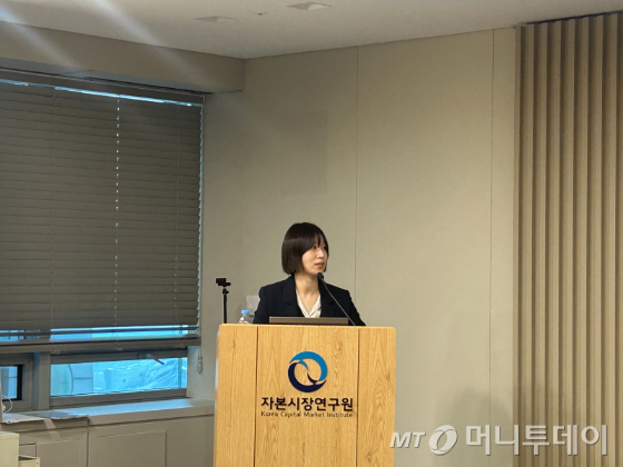 이하윤 자본시장연구원 연구위원이 30일 서울 여의도 자본시장연구원에서 열린 '2026 KCMI 이슈브리핑'에서 '전망공시의 현황과 특성 및 정보가치'를 주제로 발표하고 있다./사진=김지현 기자.
