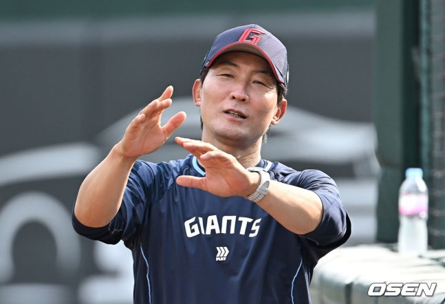 선수들을 지도하는 김현욱 코치의 모습.