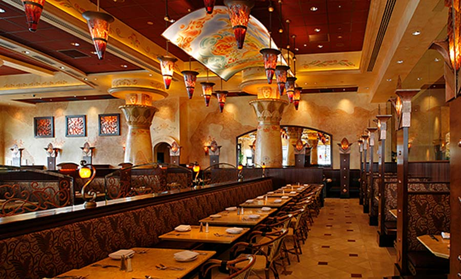 금색으로 뒤덮인 치즈케이크 팩토리 내부. /사진=The Cheesecake Factory 공식 홈페이지