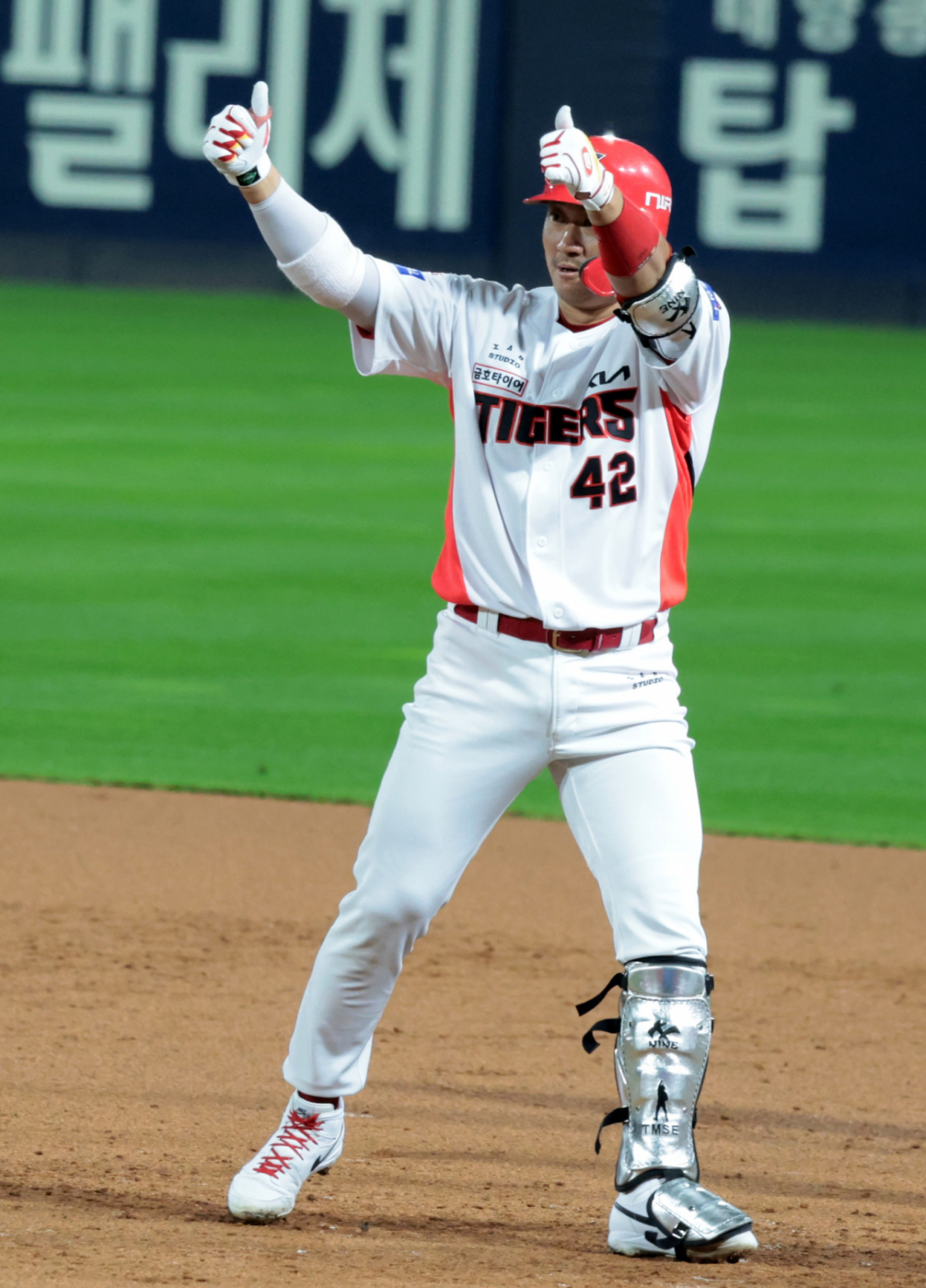 KIA 8번타자 김태군이 29일 광주 KIA챔피언스필드에서 열린 2026KBO리그 플레이오프 KIA타이거즈와 삼성라이온즈 3차전 2회말 2사 1,2루에서 1타점 적시타를 트린 후 자축하고 있다. 2026.10.29. /사진=강영조 cameratalks@