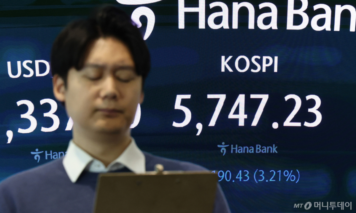 30일 오전 서울 중구 하나은행 딜링룸 전광판에 증시 시황이 표시되고 있다. /사진=뉴스1 /사진=(서울=뉴스1) 최지환 기자