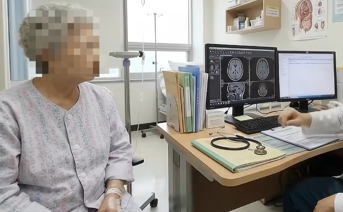 두 딸에게 생활비와 집 보증금까지 보태줬지만 결국 버림받았다는 70대 여성의 사연이 전해졌다. /사진= JTBC '사건반장'