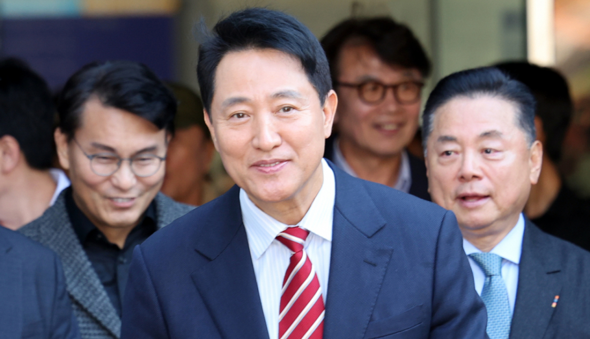 오세훈 서울시장이 지난 23일 서울 서초구 서울고법에서 열린 '명태균 여론조사 대납 의혹 사건' 항소심 선고공판에서 무죄를 선고 받고 법원을 나서고 있다. /사진=뉴시스