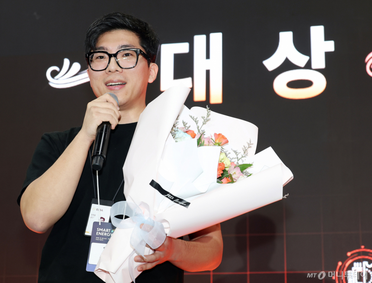 울산과학기술원 엘바 대표가 30일 서울 강남구 코엑스에서 열린 '2026 K-딥테크 스타트업 왕중왕전'에서 대상을 수상한 뒤 소감을 말하고 있다. /사진=김창현 기자 chmt@