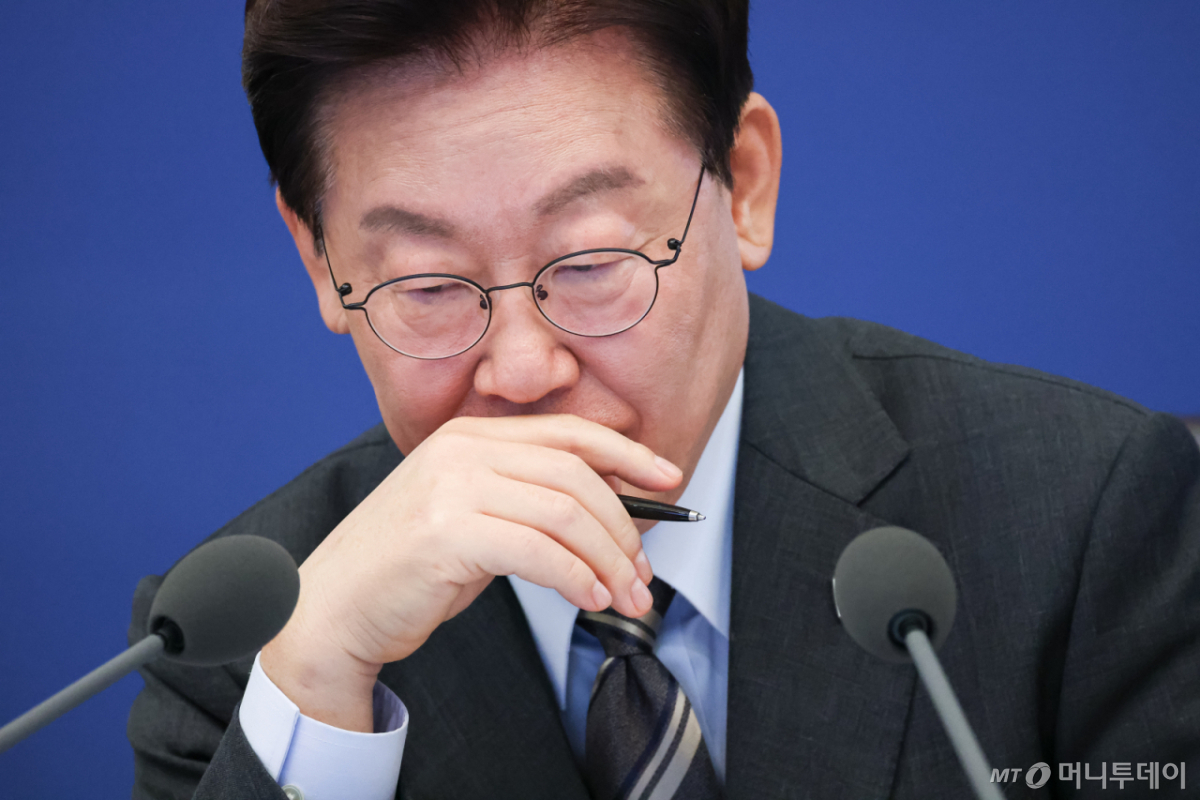 (서울=뉴스1) 이재명 기자 = 이재명 대통령이 27일 청와대에서 열린 국무회의에서 참석자들의 발언을 듣고 있다. (청와대통신사진기자단) 2026.10.27/뉴스1  Copyright © 뉴스1. All rights reserved. 무단 전재 및 재배포,  AI학습 이용 금지. /사진=(서울=뉴스1) 이재명 기자