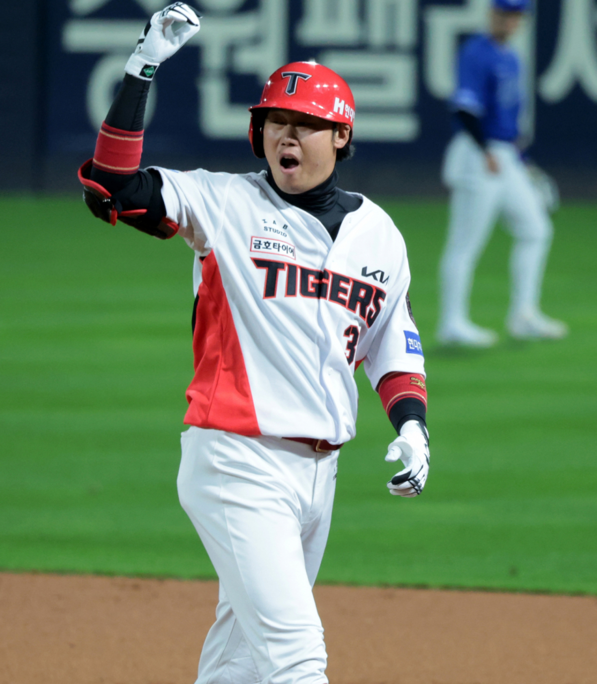 기아 9번타자 하주 석이 29일 광주 KIA챔피언스필드에서 열린 2026KBO리그 플레이오프 KIA타이거즈와 삼성라이온즈 3차전 2회말 2사 1,2루 최원태를 상대로 좌중간 안타를 터트린 후 환호하고 있다. 2026.10.29. /사진=강영조 cameratalks@