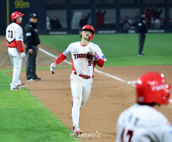 기아 3번타자 카스트로가 30일 광주 KIA챔피언스필드에서 열린 2026KBO리그 플레이오프 KIA타이거즈와 삼성라이온즈 4차전 7회말 1사 2루에서 동점안타를 터트리자 2루주자 김도영이 동점득점을 하고 있다. 2026.10.30. /사진=강영조 선임기자