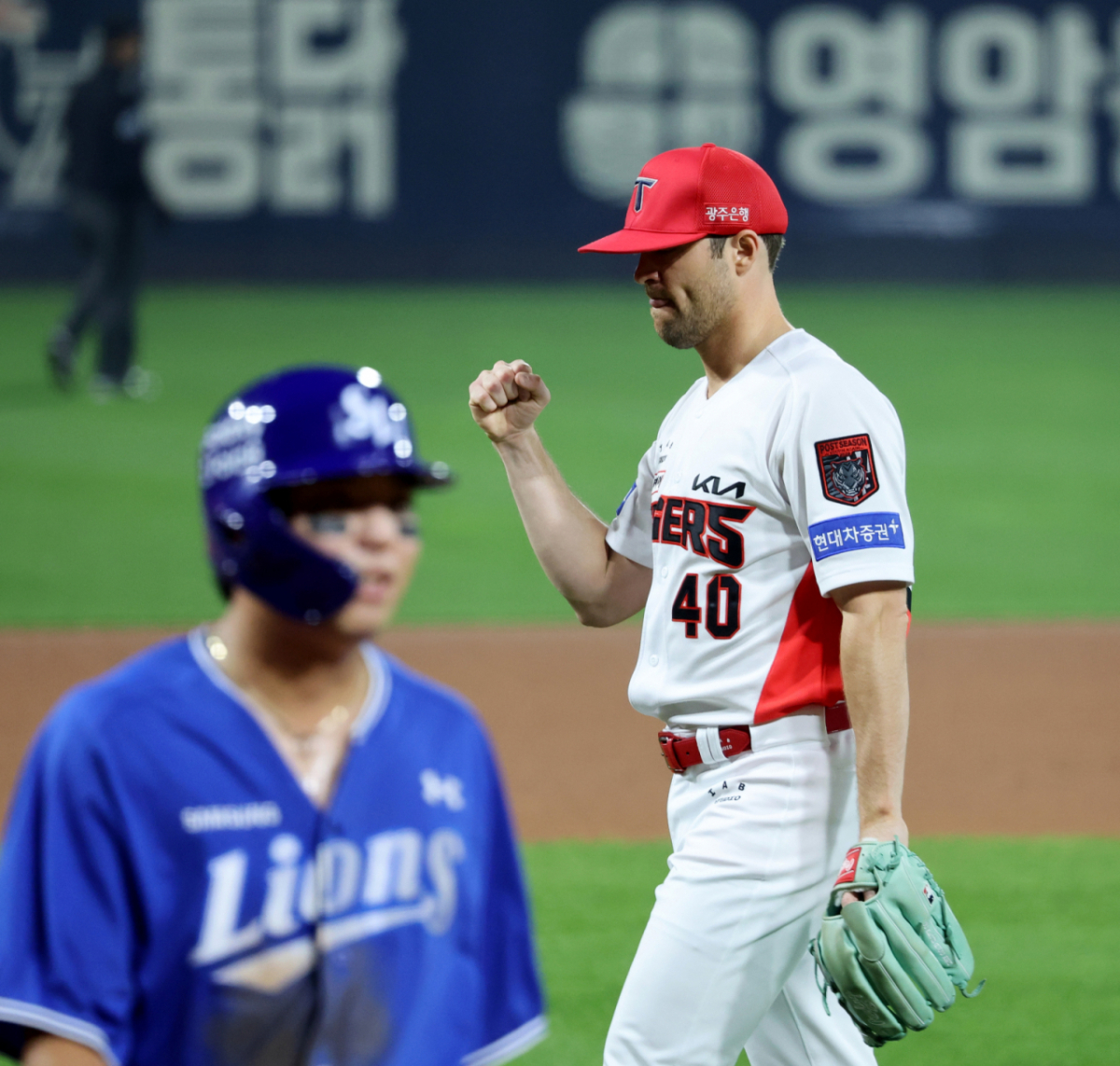 기아 선발투수 네일이 30일 광주 KIA챔피언스필드에서 열린 2026KBO리그 플레이오프 KIA타이거즈와 삼성라이온즈 4차전 4회초 위기에서 무실점으로 막아낸 후 주먹을 뿔끈쥐고 있다. 2026.10.30. /사진=강영조 cameratalks@