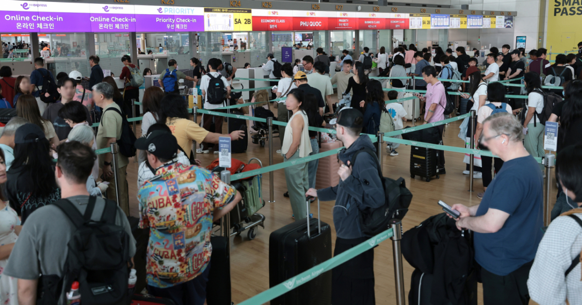(인천공항=뉴스1) 권현진 기자 = 추석 연휴를 하루 앞둔 23일 오전 인천국제공항 제1터미널 출국장이 여행객들로 붐비고 있다. 올해 추석 연휴 기간 국내 공항 이용객은 195만명을 넘어설 것으로 전망됐다. 2026.9.23/뉴스1 Copyright © 뉴스1. All rights reserved. 무단 전재 및 재배포, AI학습 이용 금지. /사진=(인천공항=뉴스1) 권현진 기자