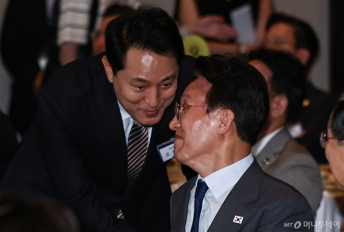 (서울=뉴스1) 김도우 기자 = 김민석 국무총리가 21일 서울 용산구 그랜드하얏트에서 열린 한미우호 평화 컨퍼런스에 참석해 이석하는 오세훈 시장과 인사를 나누고 있다. 2026.6.21/뉴스1  Copyright © 뉴스1. All rights reserved. 무단 전재 및 재배포,  AI학습 이용 금지. /사진=(서울=뉴스1) 김도우 기자