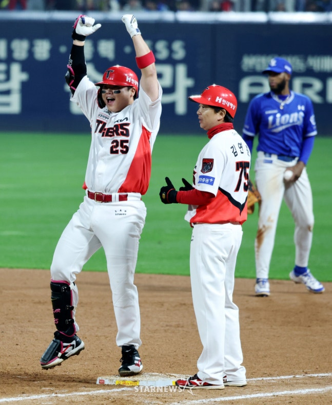 기아 6번 지명타자 한준수가 30일 광주 KIA챔피언스필드에서 열린 2026KBO리그 플레이오프 KIA타이거즈와 삼성라이온즈 4차전 7회말 2사 1,3루에서 역전타를 터트린 후 환호하고 있다. 3-2로 앞서는 기아타이거즈. 2026.10.30. /사진=강영조 선임기자