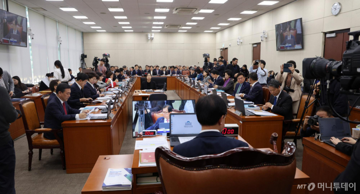 [서울=뉴시스] 고범준 기자 = 이만희 국회 보건복지위원회 위원장이 27일 서울 여의도 국회에서 열린 보건복지위원회 보건복지부, 질병관리청, 식품의약품안전처 등에 대한 종합 국정감사에서 의사봉을 두드리고 있다. 2026.10.27. bjko@newsis.com /사진=고범준