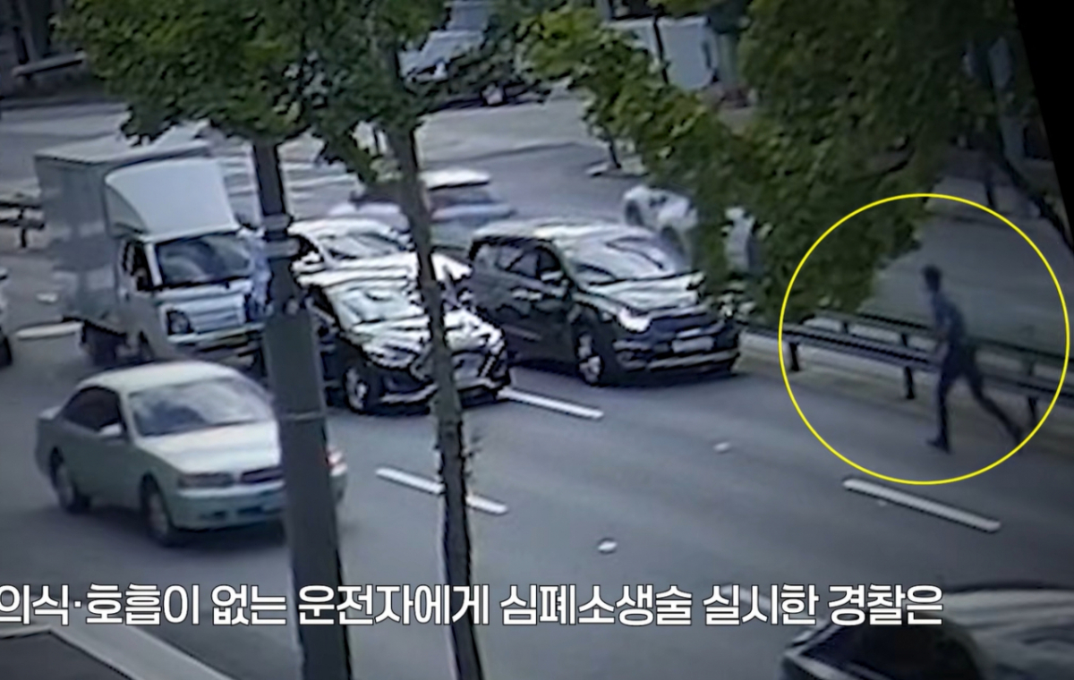운전 도중 심정지로 쓰러진 운전자가 경찰관의 신속한 대처로 목숨을 건졌다. /사진=유튜브 채널 '서울경찰' 갈무리