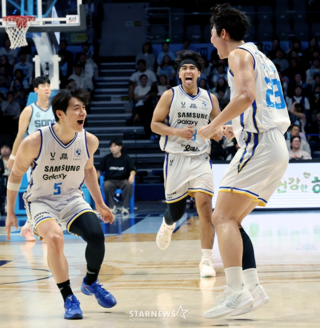 KBL 최초 개막 9연승에 기뻐하는 서울 삼성. /사진=김진경 대기자.