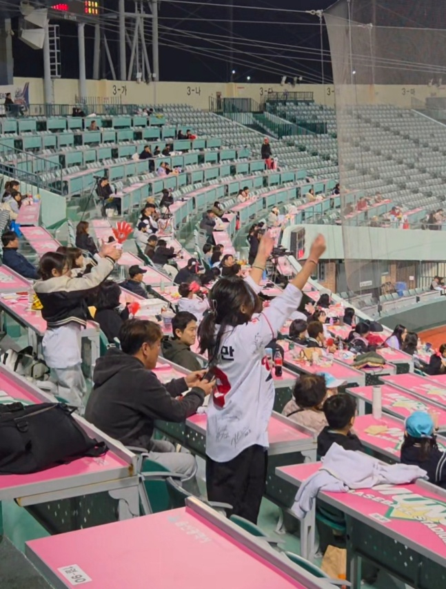 울산 웨일즈 꼬마 팬들이 30일 울산 문수야구장에서 열린 2026 울산-KBO 가을리그 준결승전에서 열띤 응원을 벌이고 있다. /사진=울산 웨일즈 제공