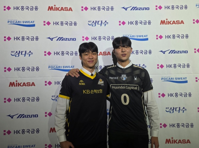 KB손해보험 장보석(왼쪽)과 현대캐피탈 장은석이 28일 서울 강서구 메이필드호텔에서 열린 2026~2027 한국배구연맹(KOVO) 남자 신인선수 드래프트에서 나란히 취재진 앞에 섰다. /사진=김동윤 기자