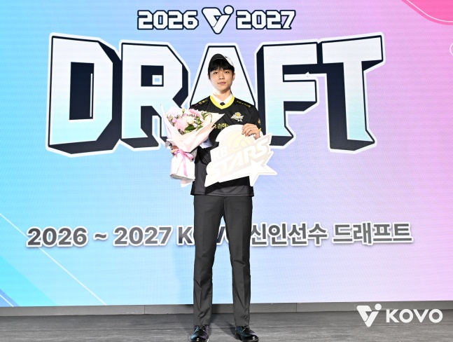 한양대 장보석이 28일 서울 강서구 메이필드호텔에서 열린 2026~2027 한국배구연맹(KOVO) 남자 신인선수 드래프트에서 1라운드 전체 4순위 지명을 받았다. /사진=KOVO 제공