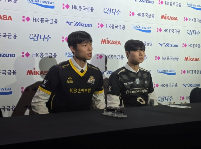 KB손해보험 장보석(왼쪽)과 현대캐피탈 장은석이 28일 서울 강서구 메이필드호텔에서 열린 2026~2027 한국배구연맹(KOVO) 남자 신인선수 드래프트에서 나란히 취재진 앞에 섰다. /사진=김동윤 기자