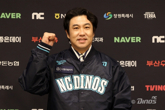 김강민이 31일 NC와 외야 코디네이터로 계약하고 파이팅 포즈를 취하고 있다. /사진=NC 다이노스 제공