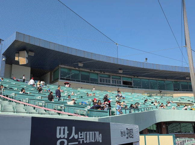 울산 웨일즈 팬들이이 31일 울산 문수야구장에서 열릴 롱비치 코스트와 2026 울산-KBO 가을리그 결승이 시작되기 1시간 30분 전부터 입장해 기다리고 있다. /사진=김동윤 기자 