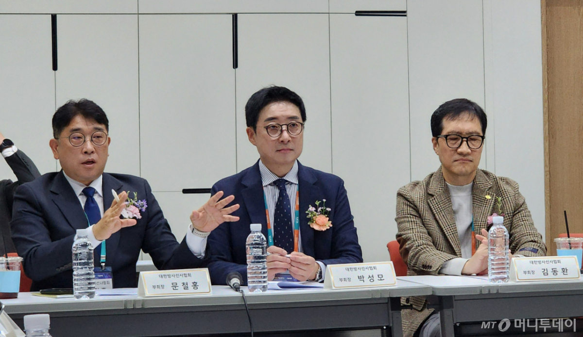 대한방사선사협회는 31일 인천 송도 컨벤시아에서 기자간담회를 열고 4년제 일원화 추진 방안을 밝혔다. (사진 왼쪽부터) 이 협회 문철홍·박성모·김동환 부회장. /사진=정심교 기자