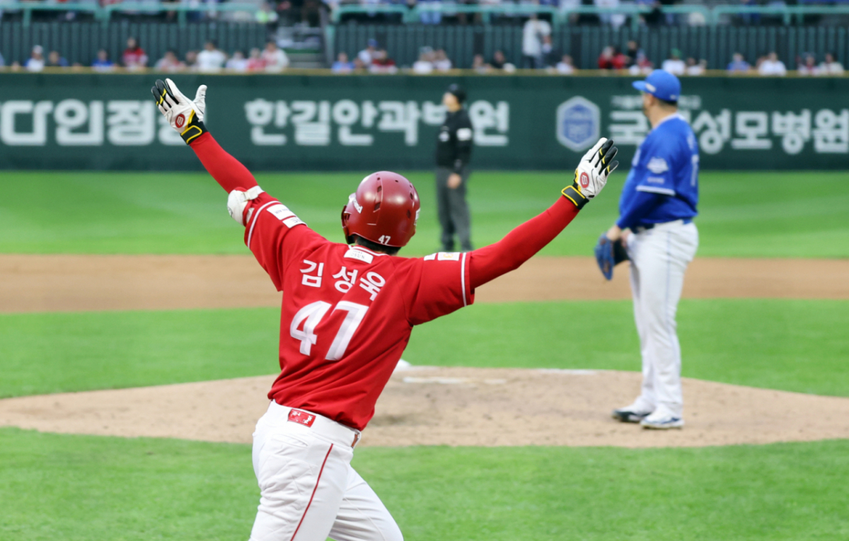 삼성 라이온즈 아리엘 후라도(오른쪽)가 지난해 10월 11일 SSG 랜더스와 2025 KBO리그 준플레이오프 2차전에서 9회말 1사에서 김성욱에게 끝내기 홈런을 허용하고 아쉬워하고 있다. /사진=강영조 선임기자
