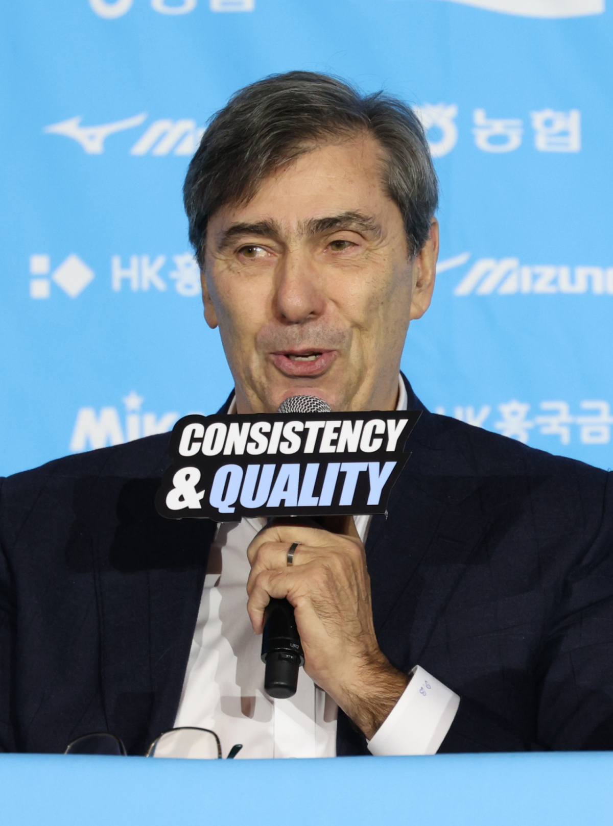 2026~2027시즌 프로배구 남자부 미디어데이가 8일서울 강남구 호텔리베라 청담에서 열렸다.  필립 블랑 현대캐피탈 감독이 출사표를 밝히고 있다. /사진=김진경 kim.jinkyung@