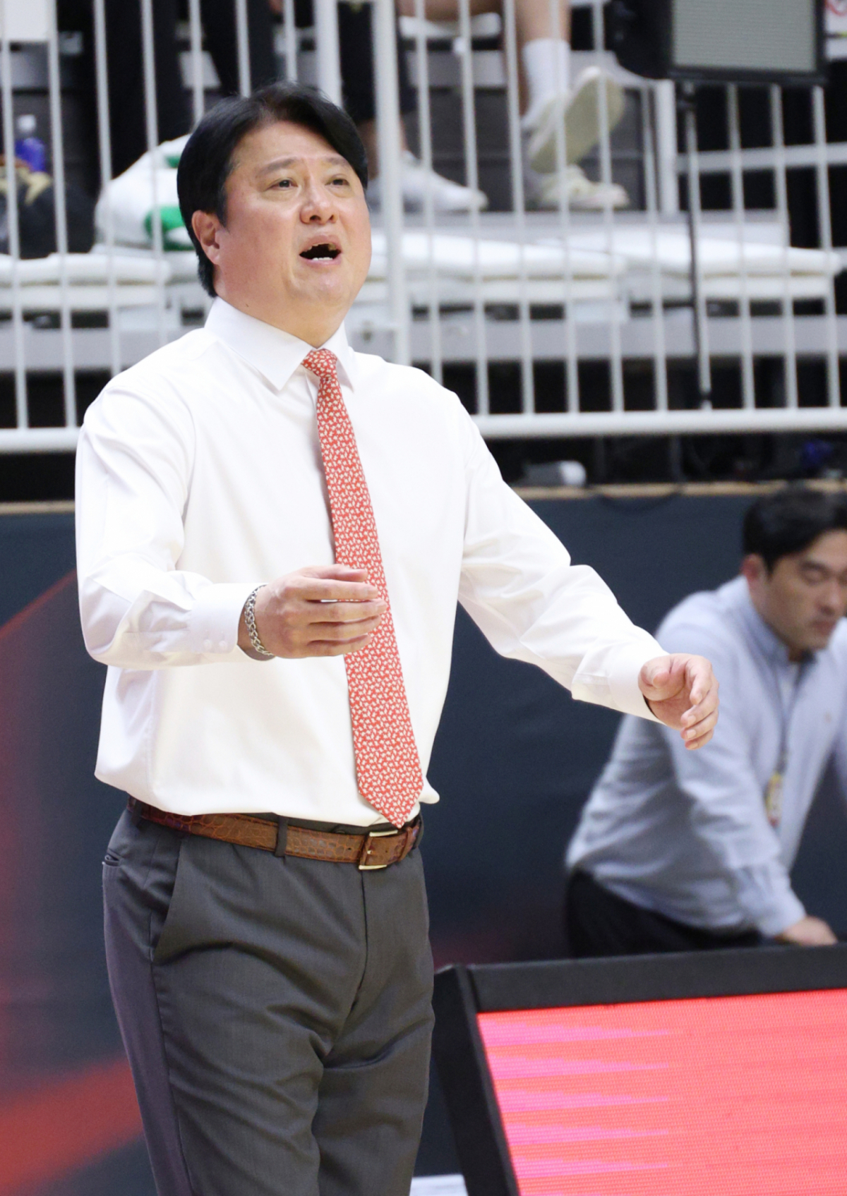 2026-2027 KCC 프로농구 수원 KT 대 원주 DB 경기가 23일 수원 KT 소닉붐 아레나에서 열렸다. KT 문경은 감독이 작전 지시를 하고 있다. /사진=김진경 대기자