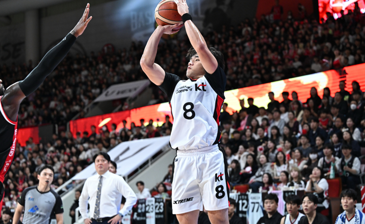 미구엘 옥존이 3점슛을 시도하고 있다. /사진=KBL 제공