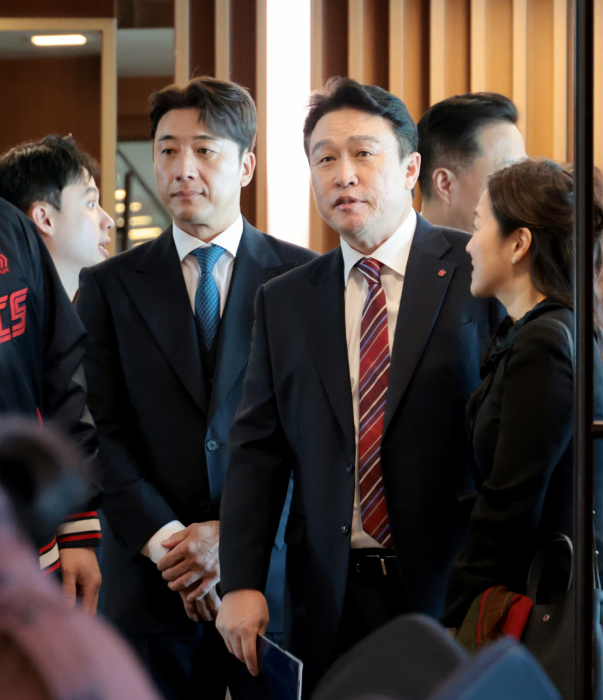 롯데자이언츠 지휘봉을 잡은 이동욱 감독이 31일 부산 롯데호텔에서 열린 취임식에서 신임 이택근 단장과 함께 거인군단의 새로운 출발을 알렸다. /사진=강영조 cameratalks@