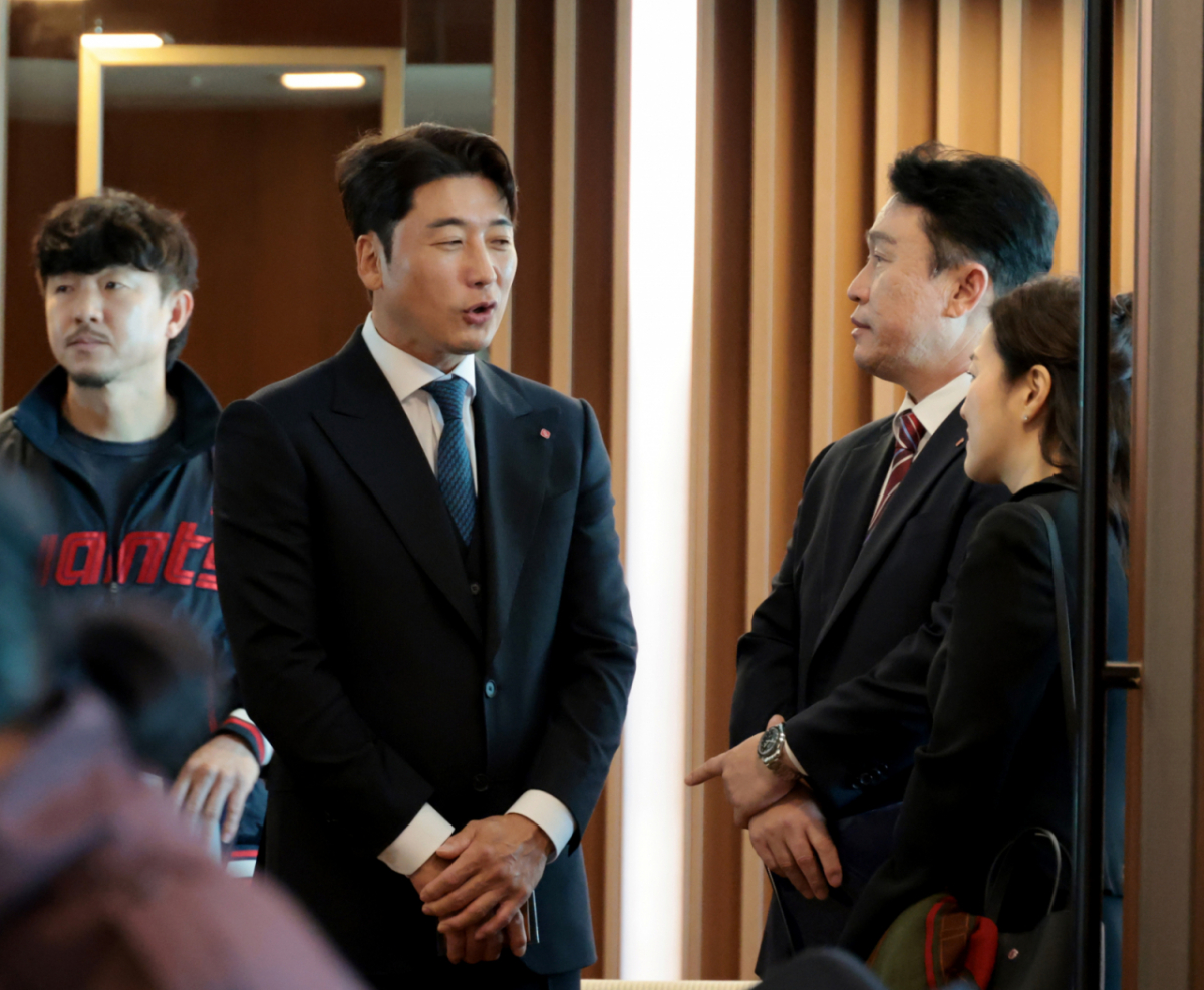 롯데자이언츠 지휘봉을 잡은 이동욱 감독이 31일 부산 롯데호텔에서 열린 취임식에서 신임 이택근 단장과 함께 거인군단의 새로운 출발을 알렸다. 롯데 출신인 이동욱 감독은 2025년부터 국가대표 수비 코치와 KBO 전력강화위원으로 활동했고 2020년 NC다이노스의 통합우승을 일궈냈다. KBO전력강화위원과 해설위원으로 활약하던 이택근 신임단장은 2003년 현대 유니콘스에 입단해 18년간 히어로즈와 LG를 거치며 평균타율 3할이 넘는 KBO리그 대표 외야수로 활약했었다. 2026.10.31. 롯데자이언츠 지휘봉을 잡은 이동욱 감독이 31일 부산 롯데호텔에서 열린 취임식에서 신임 이택근 단장과 함께 거인군단의 새로운 출발을 알렸다. 롯데 출신인 이동욱 감독은 2025년부터 국가대표 수비 코치와 KBO 전력강화위원으로 활동했고 2020년 NC다이노스의 통합우승을 일궈냈다. KBO전력강화위원과 해설위원으로 활약하던 이택근 신임단장은 2003년 현대 유니콘스에 입단해 18년간 히어로즈와 LG를 거치며 평균타율 3할이 넘는 KBO리그 대표 외야수로 활약했었다. 2026.10.31. /사진=강영조 cameratalks@