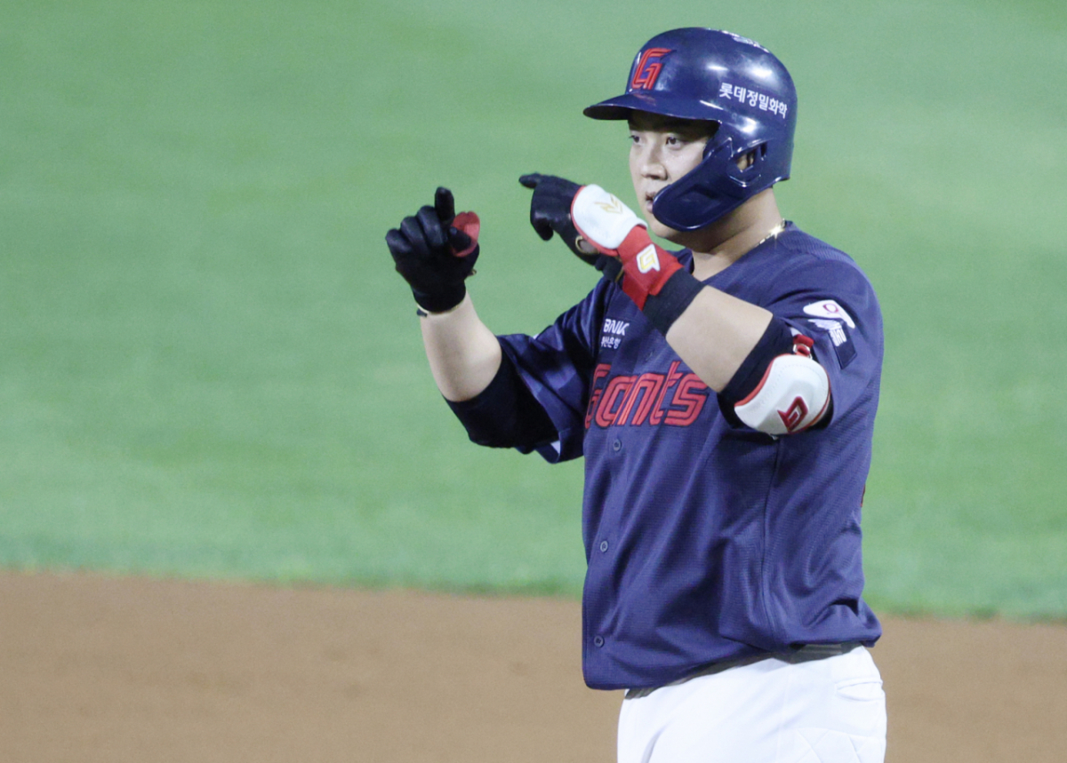 2026 신한 SOL KBO리그 두산 베어스 대 롯데 자이언츠 경기가 21일 서울 잠실야구장에서 열렸다. 롯데 한동희가 7회초 1사 1루에서 우중간 안타 날리고 츨루한 후 세리머니를 하고 있다. /사진=김진경 kim.jinkyung@