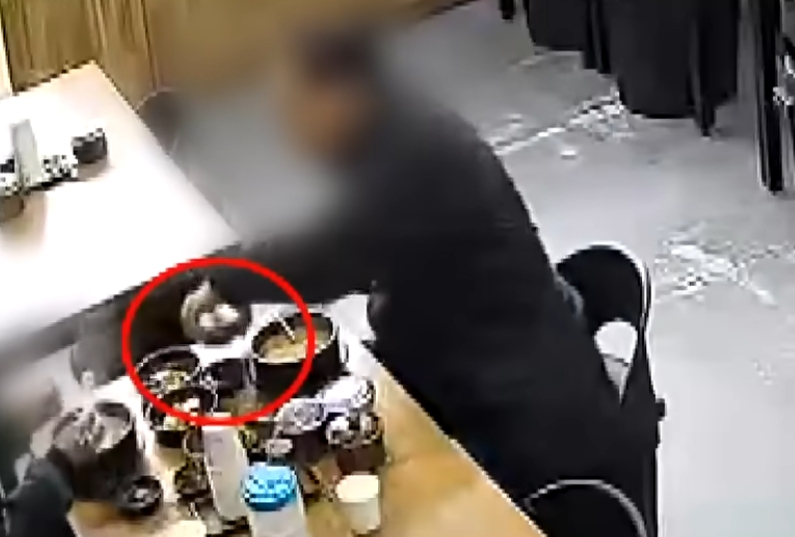 먹던 국밥에 일부러 물티슈를 넣은 뒤 이물질이 나왔다며 식당에 항의한 손님 때문에 속상하다는 사연이 공개됐다. /사진=JTBC '사건반장' 방송화면