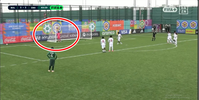 볼리비아 15세 이하(U-15) 축구대표팀 골키퍼가 잉글랜드전에서 페널티킥 판정에 항의하며 골문을 비켜주고 있다(빨간색 원). /사진=토크스포츠 캡처