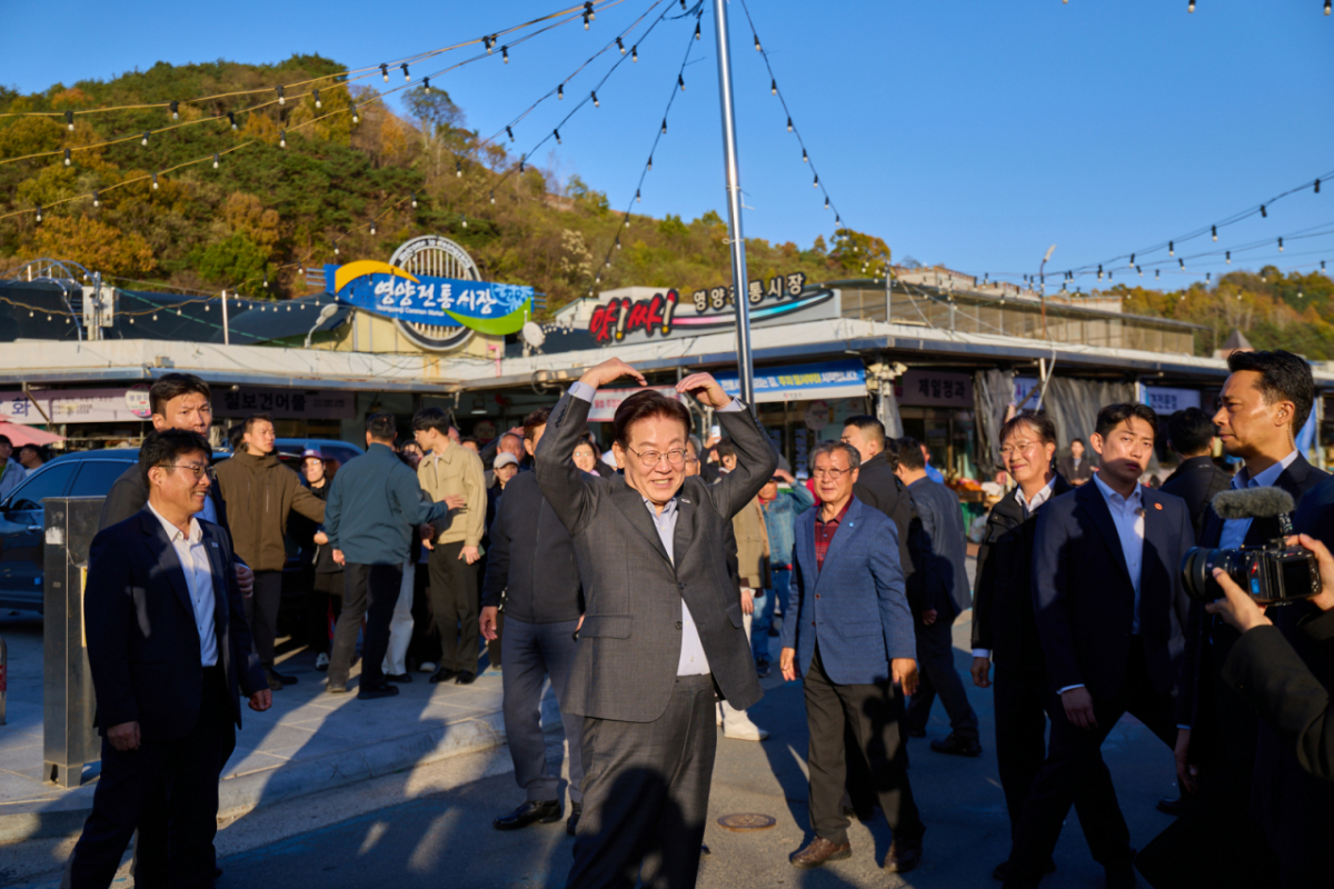 이재명 대통령이 31일 농어촌 기본소득 시범지역인 경상북도 영양군 영양전통시장을 방문해 주민과 상인들에게 인사를 하고 있다. /사진제공 = 청와대