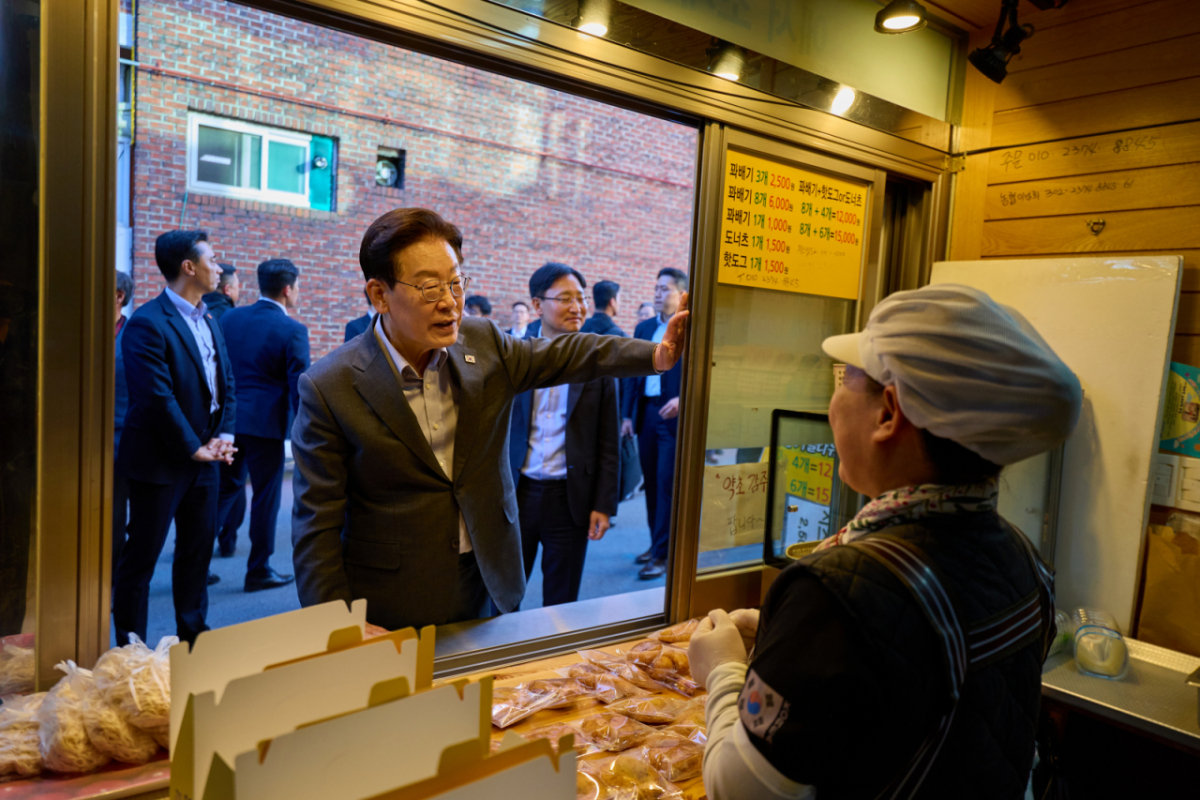이재명 대통령이 31일 경북 영양전통시장을 찾아 상인과 대화를 하고 있다. /사진제공 = 청와대
