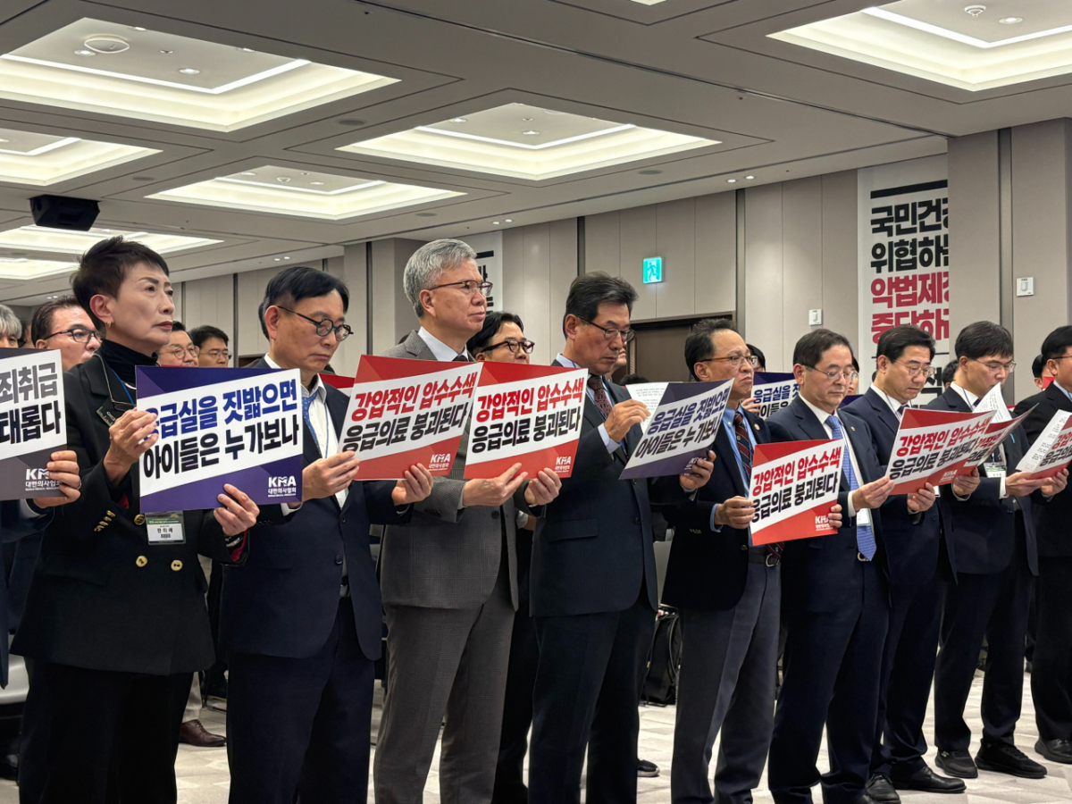 대한의사협회 집행부가 31일 열린 임시 대의원 총회에서 기사회생한 후, 대의원들과 함께 최근 벌어진 아주대병원 소아응급전문센터 압수수색을 규탄하고 있다. /사진=의협