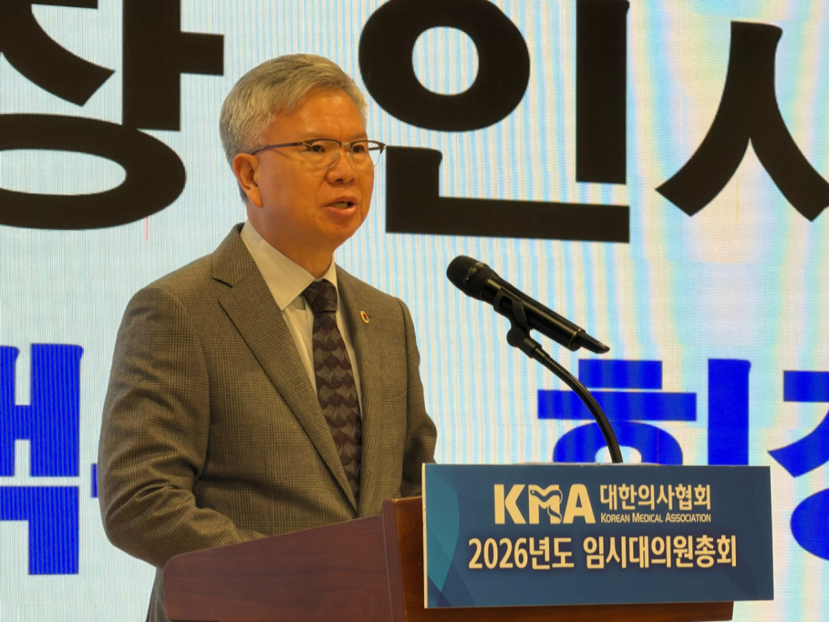 김택우 대한의사협회 회장이 31일 임시 대의원 총회에 앞서 인사말을 하고 있다. /사진=의협