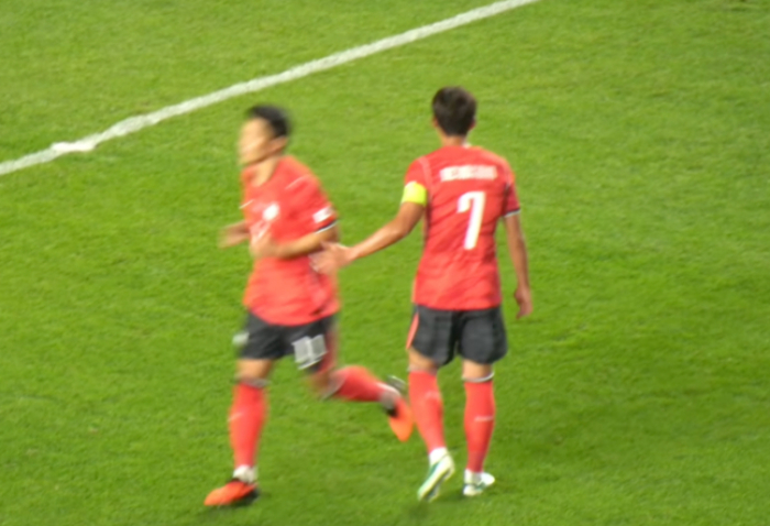 축구대표팀 황희찬이 주장 손흥민의 하이파이브 요청에 응하지 않고 지나치는 영상이 공개되면서 두 선수의 불화설이 다시 불거졌다./사진=유튜브 채널 '리얼스포츠' 캡처