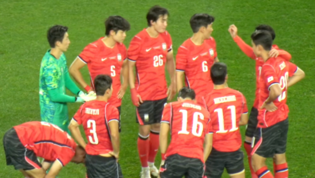 채널 측은 이달 6일 열린 우즈베키스탄전 장면도 불화의 근거로 제시했다. 손흥민이 동료들을 모아 작전을 전달할 때 황희찬이 다른 곳을 바라봤고, 이후 어깨동무를 하는 과정에서도 황희찬과 황인범이 손흥민과 직접 접촉하지 않았다고 지적했다. 경기 후에도 손흥민과 황희찬이 하이파이브를 나누는 모습은 보이지 않았다고 덧붙였다. /사진=유튜브 채널 '리얼스포츠' 캡처
