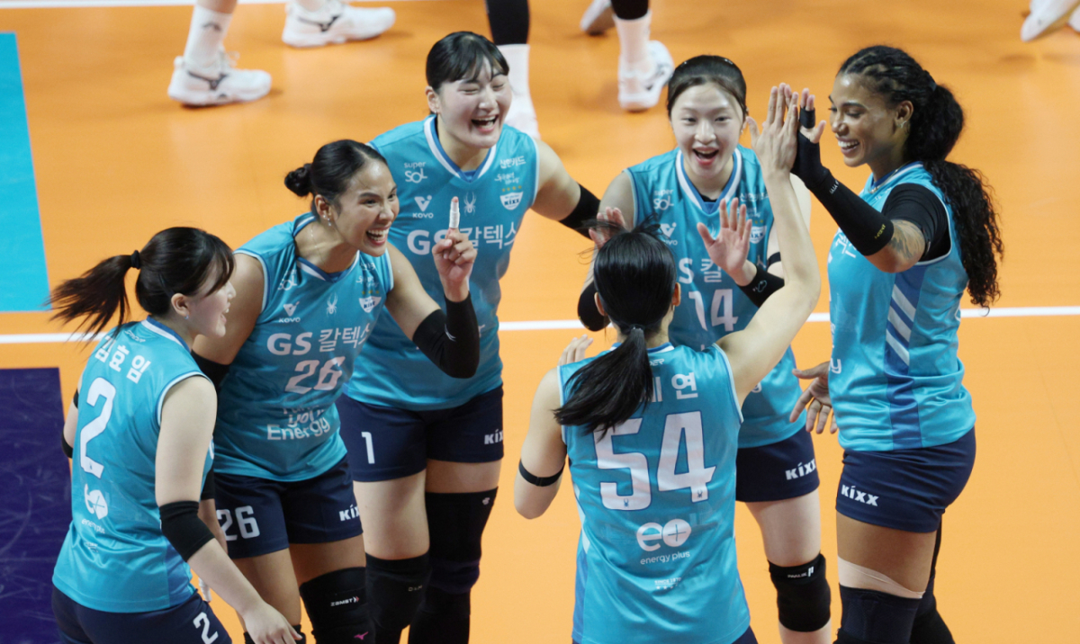 서울 GS칼텍스 선수들이 31일 서울 장충체육관에서 열린 2026-2027 V리그 여자부 김천 한국도로공사전에서 득점 후 함께 기뻐하고 있다. /사진=김진경 대기자