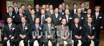 '잘벌고 잘쓰게'시장서 뛰며 사회 보듬다