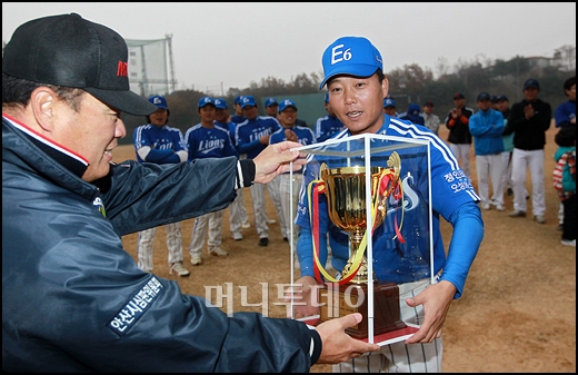 [사진]우승 트로피 받는 엔터식스