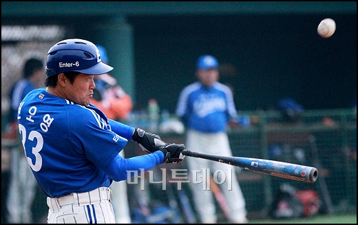 [사진]솔로홈런 날리는 엔터6 권오영 선수