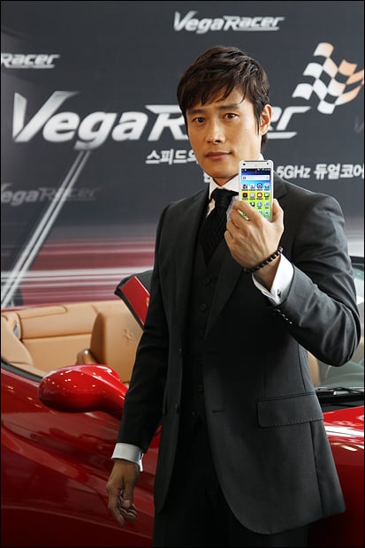 [사진]이병헌, 스마트폰 '베가 레이서’ 모델이에요! 