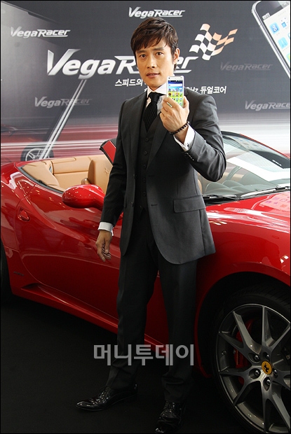 [사진]스마트폰 모델된 이병헌