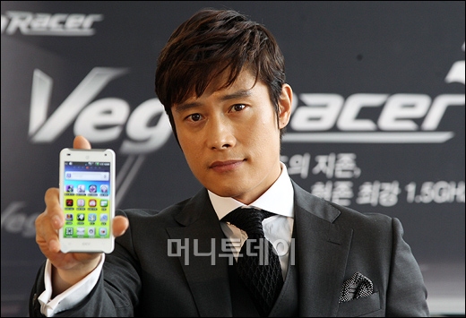 [사진]이병헌, 팬택 '베가 레이서' 모델이에요! 